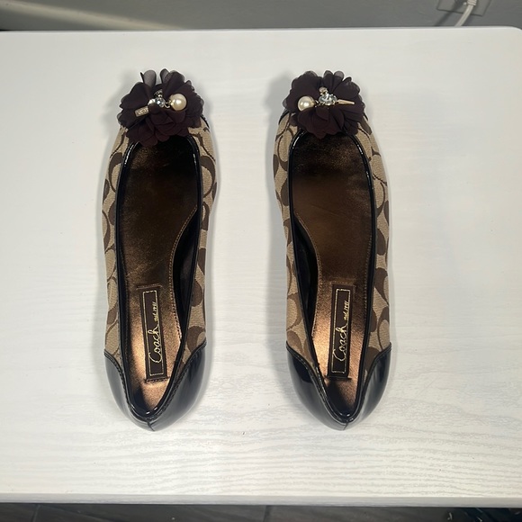 Women’s Like New! Coach Flats with decorative charms - Picture 6 of 12